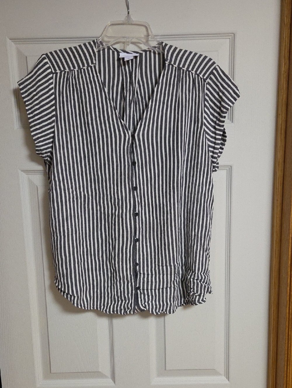 Liz Claiborne Black & White Striped Button-Front Cap Sleeve Top